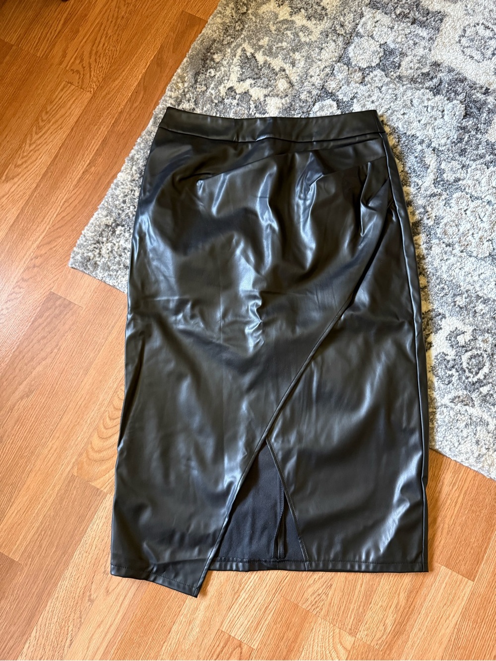 BRAND NEW COMMENSE FAUX LEATHER SKIRT 💞